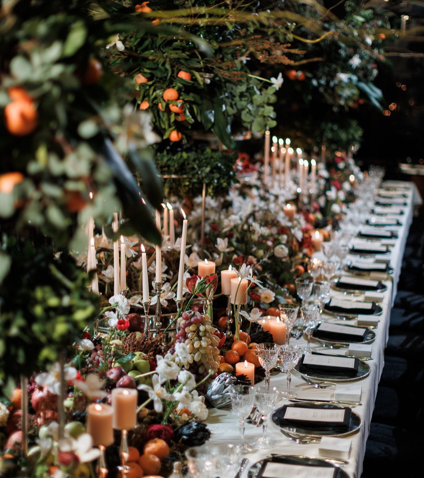 Trending: The Organic Elegance of Fruits, Florals, and Greenery in Wedding Tablescapes