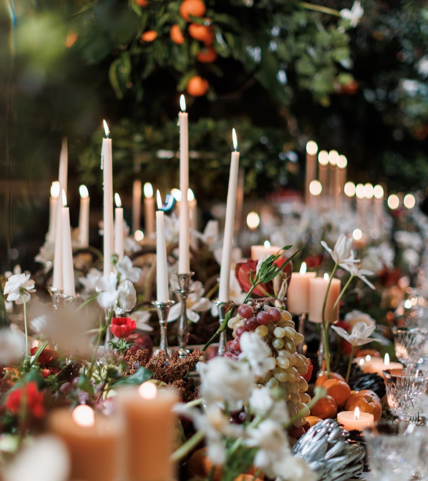 Trending: The Organic Elegance of Fruits, Florals, and Greenery in Wedding Tablescapes