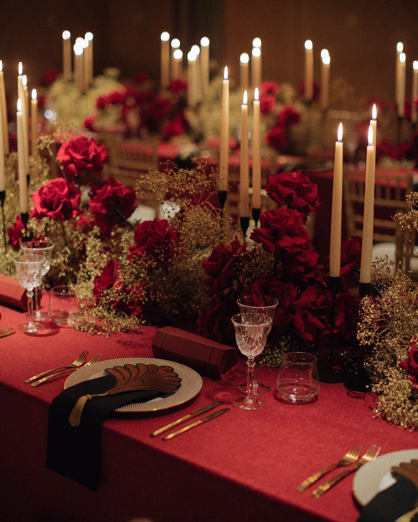 red damask table settings        
        <figure class=