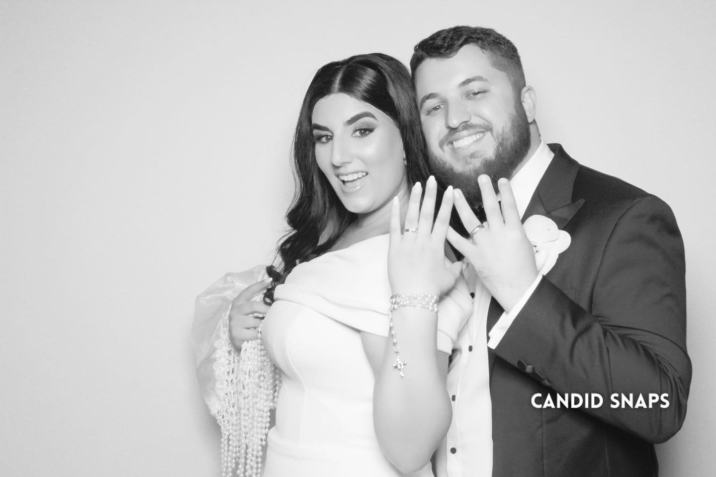 This Is Why You Need Candid Snaps As Your Wedding Photo Booth