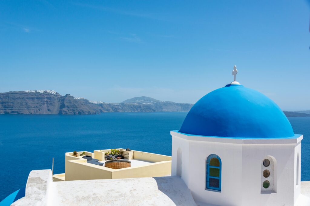 SANTORINI HONEYMOON: DISCOVER THE TOP 10 ROMANTIC ESCAPES