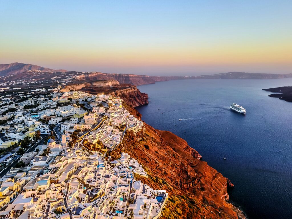 SANTORINI HONEYMOON: DISCOVER THE TOP 10 ROMANTIC ESCAPES