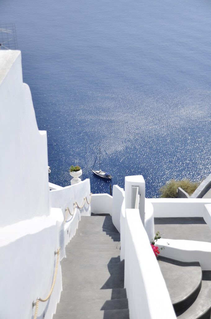 SANTORINI HONEYMOON: DISCOVER THE TOP 10 ROMANTIC ESCAPES