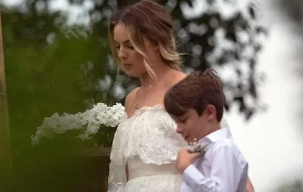 5 Brides Who Turned Their 'Something Borrowed' Into the Ultimate Wedding Dress 5 85f67b5284f72f634bd0e781cc59db2f edited